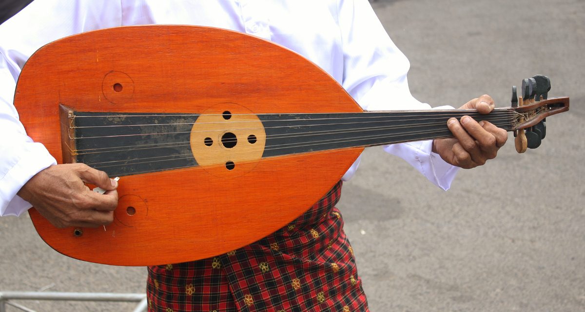 Alat Musik Gambus Pengiring Dalam Pertunjukan Musik Islam