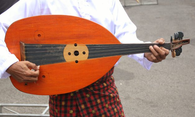 Alat Musik Gambus Pengiring Dalam Pertunjukan Musik Islam