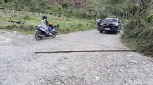 Wisatawan Keluhkan Jalan Rusak di Area Retribusi Danau Lau Kawar