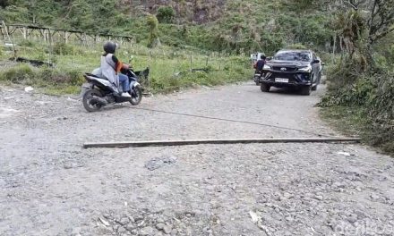 Wisatawan Keluhkan Jalan Rusak di Area Retribusi Danau Lau Kawar