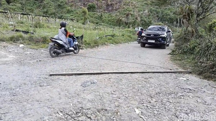 Wisatawan Keluhkan Jalan Rusak di Area Retribusi Danau Lau Kawar