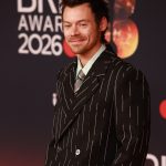 Tepis Rumor Rambut Botak, Harry Styles Pakai Sepatu Balet Chanel Di Brit Awards