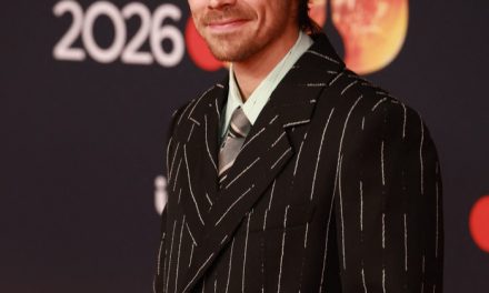 Tepis Rumor Rambut Botak, Harry Styles Pakai Sepatu Balet Chanel Di Brit Awards