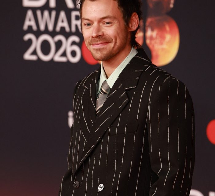 Tepis Rumor Rambut Botak, Harry Styles Pakai Sepatu Balet Chanel Di Brit Awards