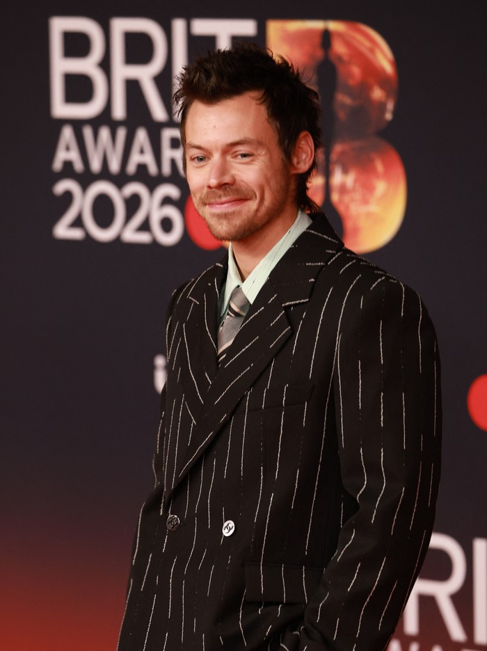 Tepis Rumor Rambut Botak, Harry Styles Pakai Sepatu Balet Chanel Di Brit Awards