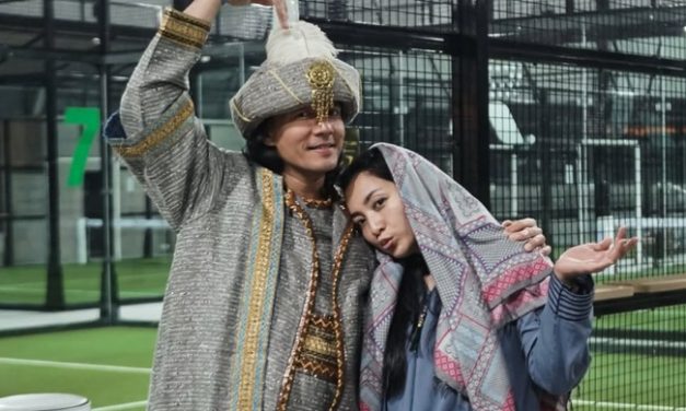 Hesti Purwadinata & Gaya Suami Main Padel Dengan Gaya Unik
