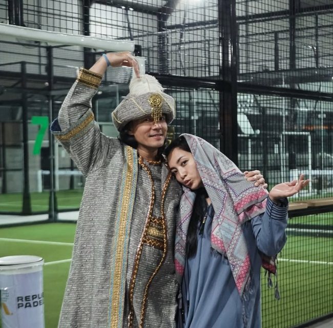 Hesti Purwadinata & Gaya Suami Main Padel Dengan Gaya Unik