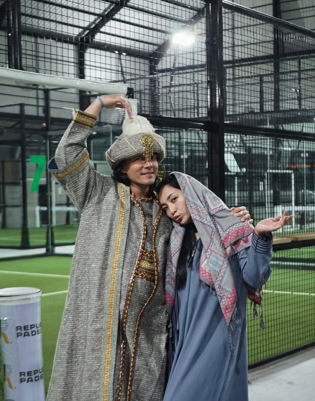 Hesti Purwadinata & Gaya Suami Main Padel Dengan Gaya Unik