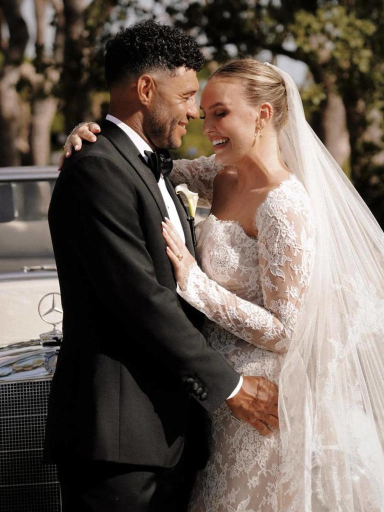 Sah Jadi Suami Istri! Potret Bahagia Perrie Edwards & Alex Oxlade