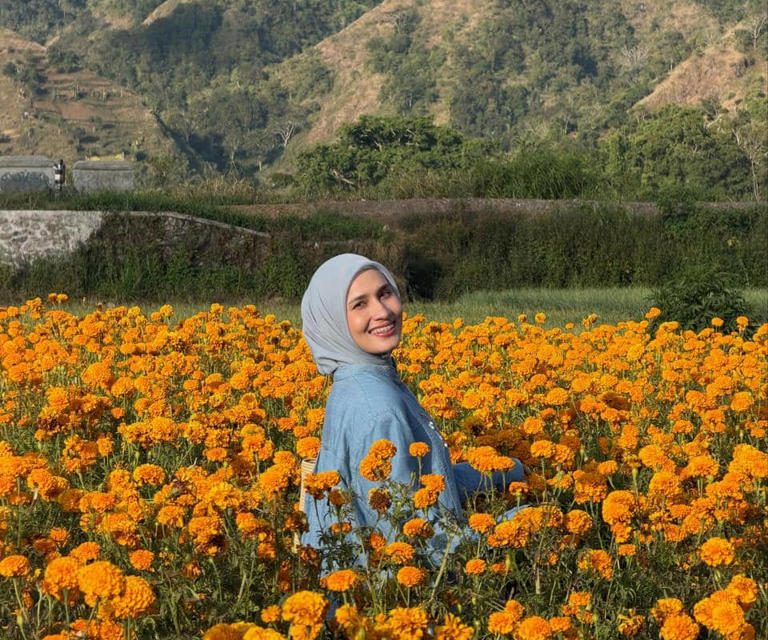 Potret Eksotis Dwi Handayani Di Kebun Marigold, Surga Sembalun
