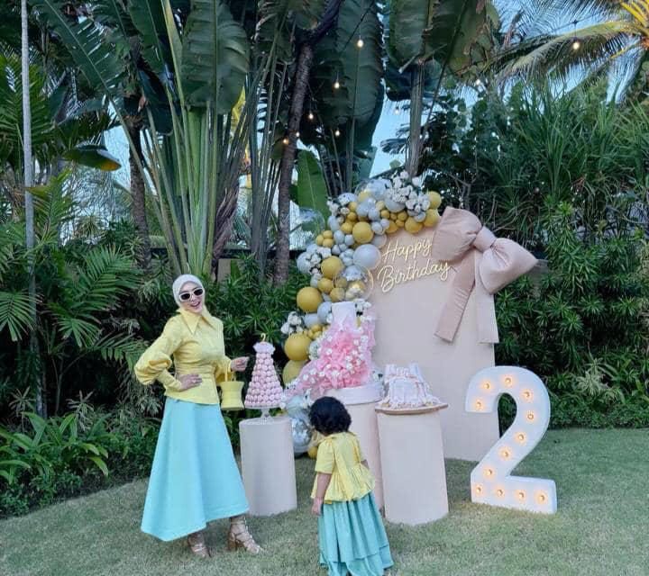 Perayaan Ultah Intimate Di Bali, Syahrini & Baby R Tampil Cantik